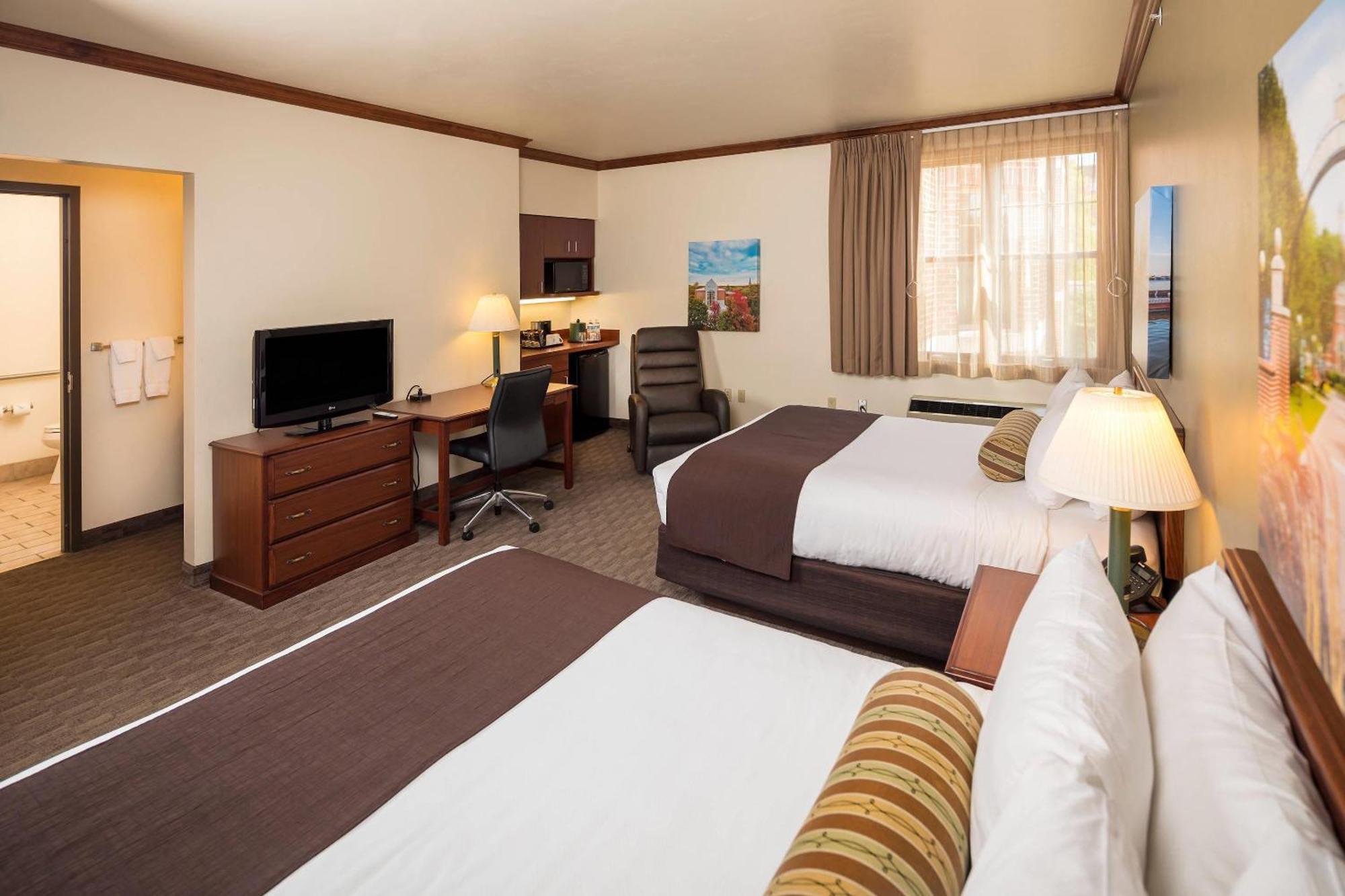 Queen Suite with Two Queen Beds - Accessible/Non-Smoking